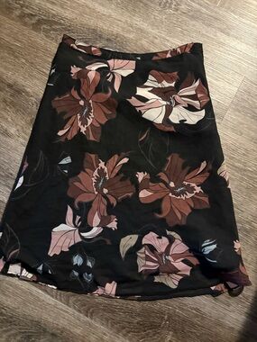 H&M floral skirt size 8 new no tag has lining and side zipper